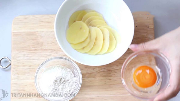 cách làm mặt nạ trứng gà bột mì khoai tây