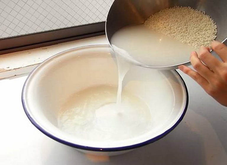 Nước vo gạo có khả năng kháng viêm, hỗ trợ ức chế hình thành nám